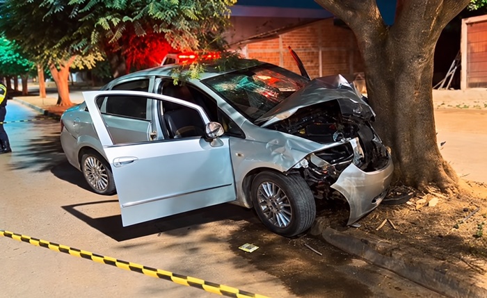 Acidente com carro que bateu em árvore na Rua Morro do Chapéu, no bairro Florais Léa, em Luís Eduardo Magalhães, na Bahia.