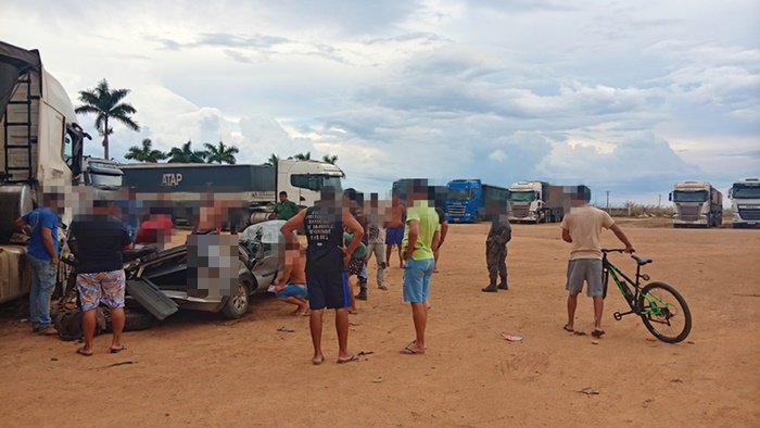 Acidente entre carro de passeio e caminhão na BR-020, próximo ao distrito de Roda Velha, em São Desidério, no oeste da Bahia.
