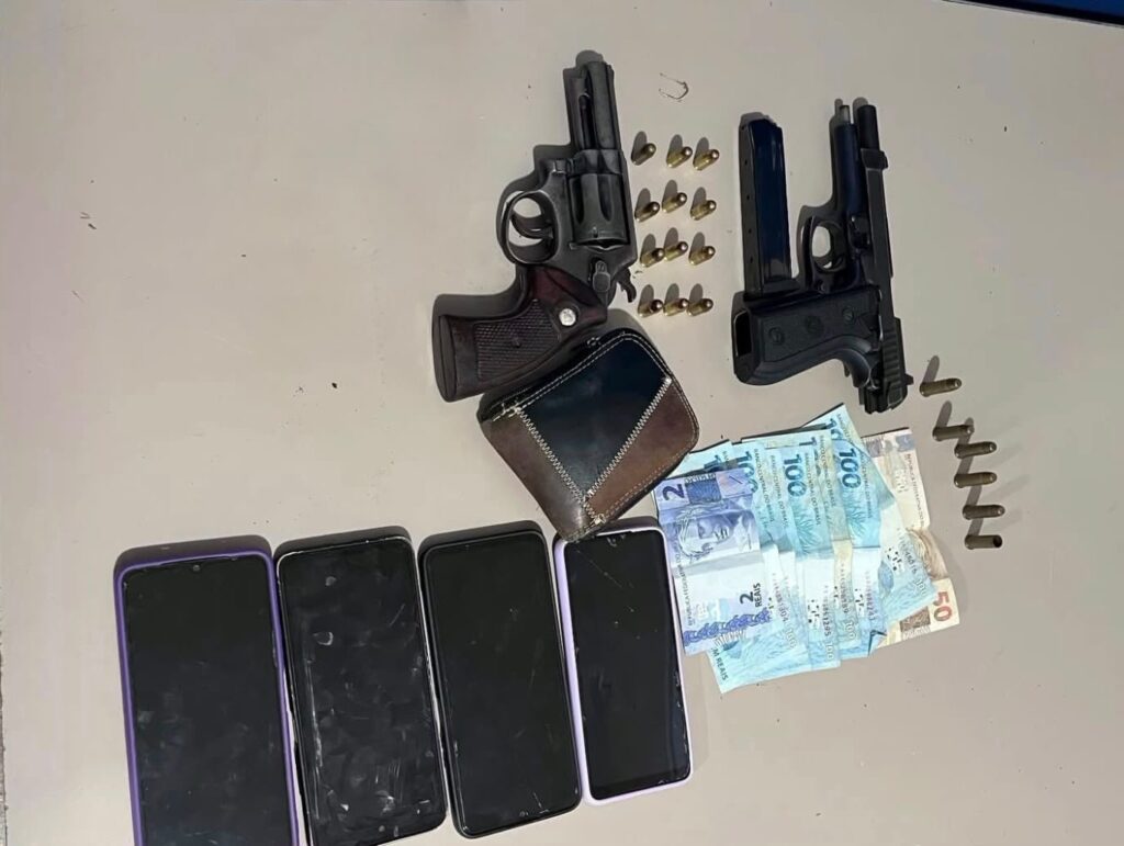 Policiais da Rondesp Meio-Oeste e da 28ª CIPM durante operação que resgatou uma mulher e três crianças de cárcere privado em Ibotirama.
