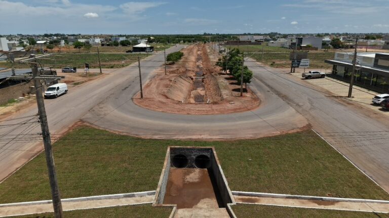 Obras de infraestrutura e drenagem pluvial realizadas pela Prefeitura de Luís Eduardo Magalhães para melhorar o escoamento da água da chuva.