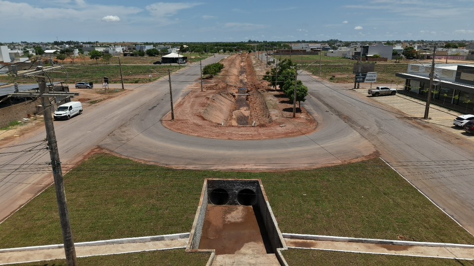 Obras de infraestrutura e drenagem pluvial realizadas pela Prefeitura de Luís Eduardo Magalhães para melhorar o escoamento da água da chuva.