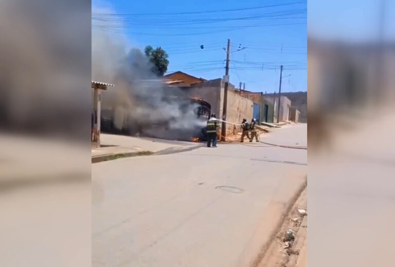 Ônibus de transporte coletivo fica danificado após incêndio no bairro Barreiras 1, em Barreiras, no oeste da Bahia.