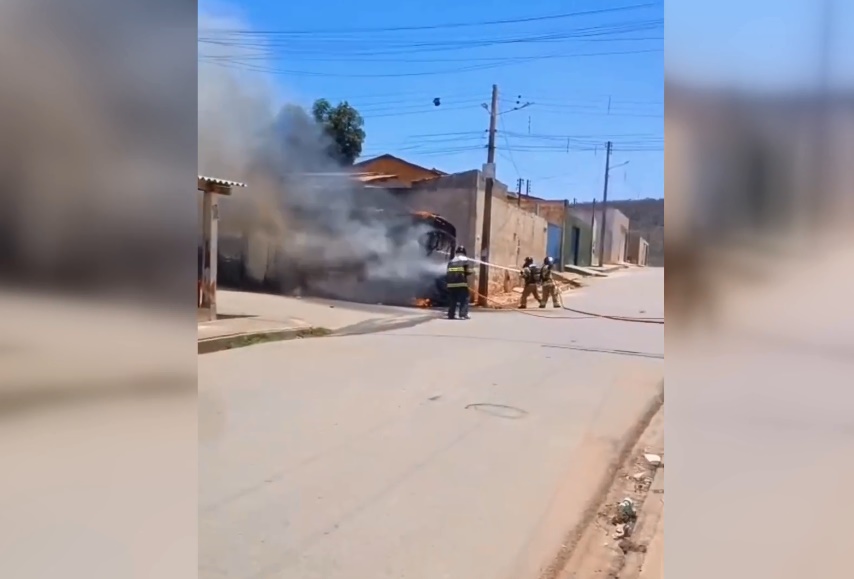 Ônibus de transporte coletivo fica danificado após incêndio no bairro Barreiras 1, em Barreiras, no oeste da Bahia.