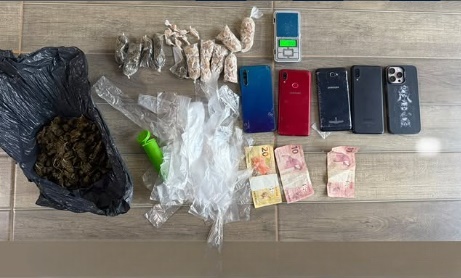 Policiais militares apreendem drogas, balança de precisão, embalagens e veículo durante ação em Roda Velha, distrito de São Desidério.