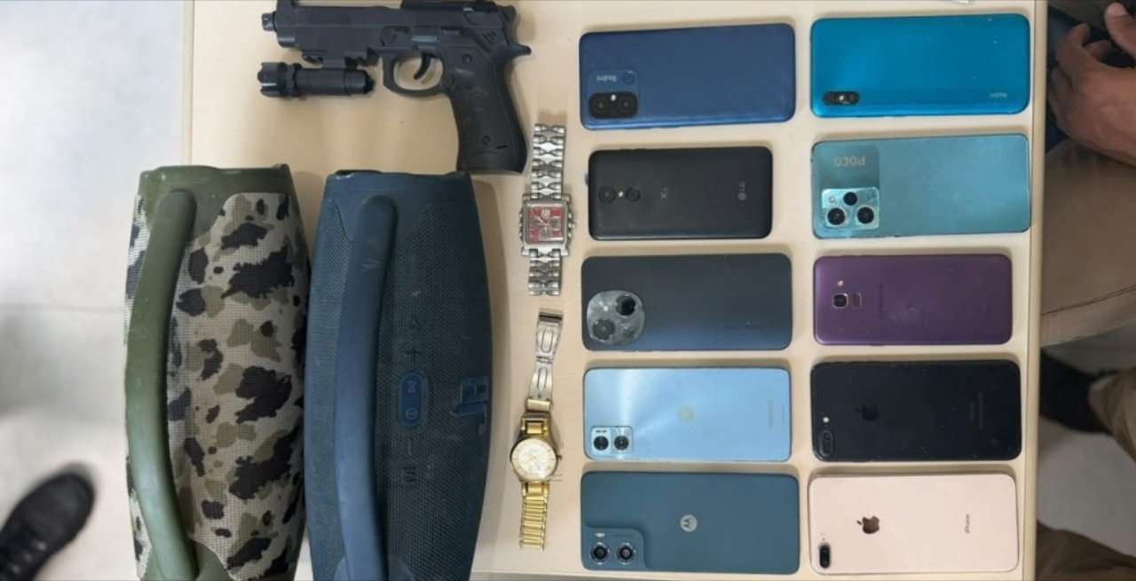 Policiais militares da 84ª CIPM durante ocorrência que resultou na recuperação de celular roubado e apreensão de diversos objetos em Barreiras, no Oeste da Bahia.