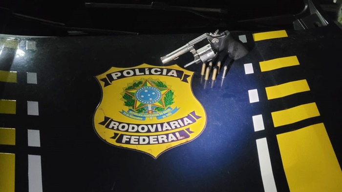 Veículo Volkswagen Nivus recuperado pela PRF e revólver calibre .357 Magnum apreendido durante fiscalização na BR-242, em Barreiras, na Bahia.