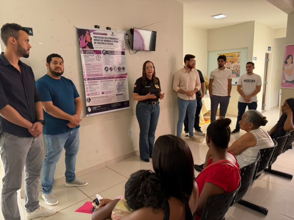 Palestra educativa promovida pela Polícia Civil da Bahia, por meio da DEAM, em uma unidade de saúde de Barreiras, com orientações sobre violência sexual e prevenção ao câncer de mama.