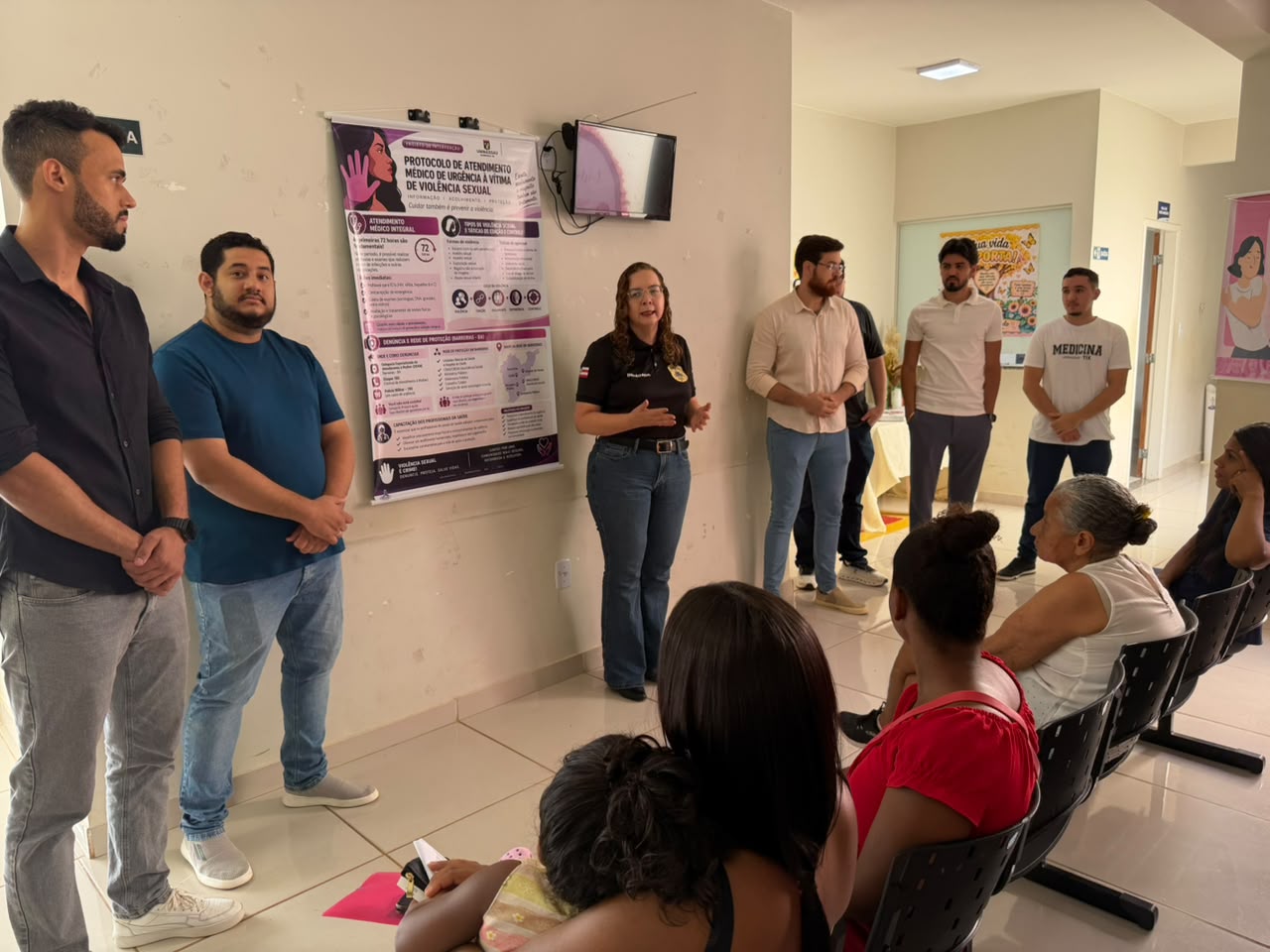 Palestra educativa promovida pela Polícia Civil da Bahia, por meio da DEAM, em uma unidade de saúde de Barreiras, com orientações sobre violência sexual e prevenção ao câncer de mama.