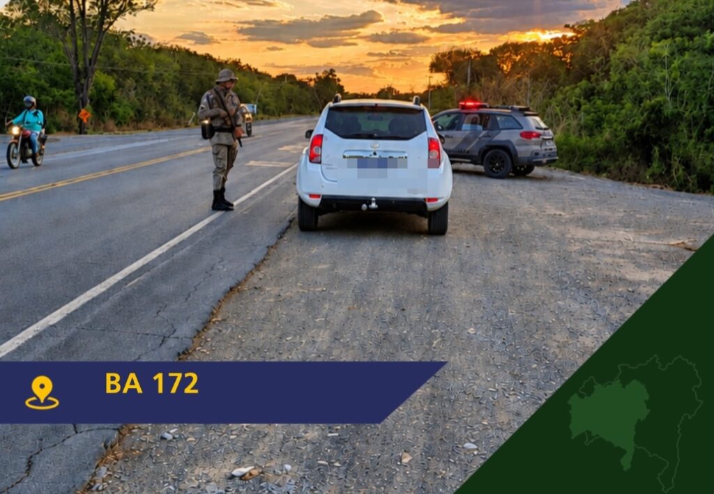 Policiais militares realizam ações de fiscalização e policiamento rodoviário durante a Operação Força Total no Oeste da Bahia.