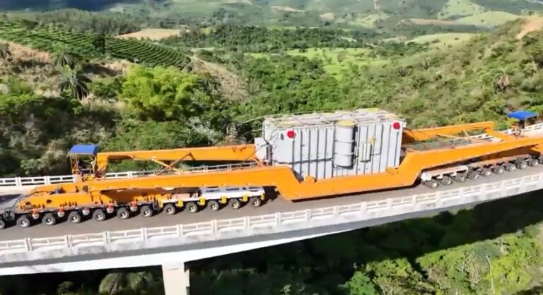 Carreta transporta transformador de 520 toneladas e 98 metros de comprimento com destino a uma usina eólica em Barra, no Oeste da Bahia.