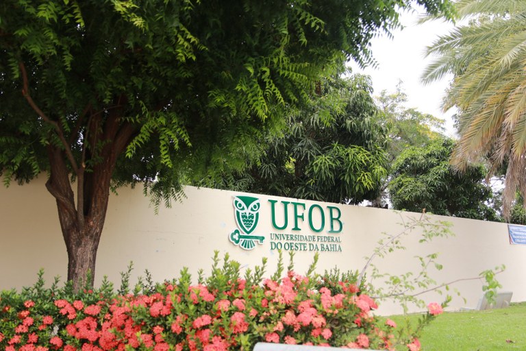Universidade Federal do Oeste da Bahia (UFOB) divulga nota de repúdio e nega orientar estudantes sobre voto nas eleições.