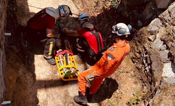 Bombeiros resgatam idoso de bueiro com cinco metros de profundidade em Barreiras, no oeste da Bahia