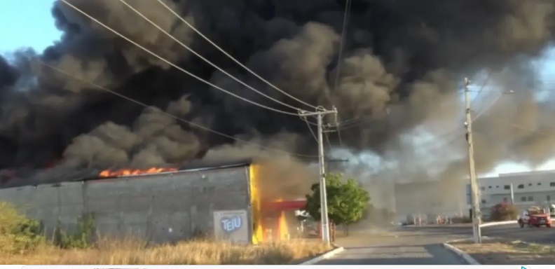 Incêndio de grandes proporções atinge galpão da Mundo das Utilidades no contorno de Lapão, em Irecê, na Bahia.