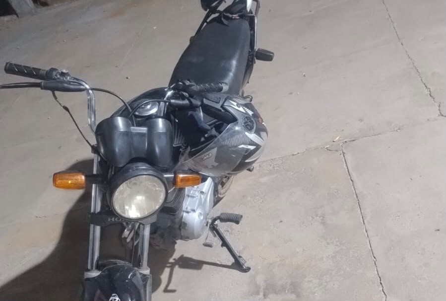 Motocicleta furtada recuperada pela Polícia Militar em Ibotirama, no Oeste da Bahia.